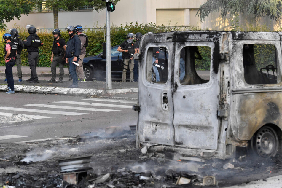 Krawalle mit "Sturmgewehren und Kriegswaffen" in Frankreich: Erste Festnahmen