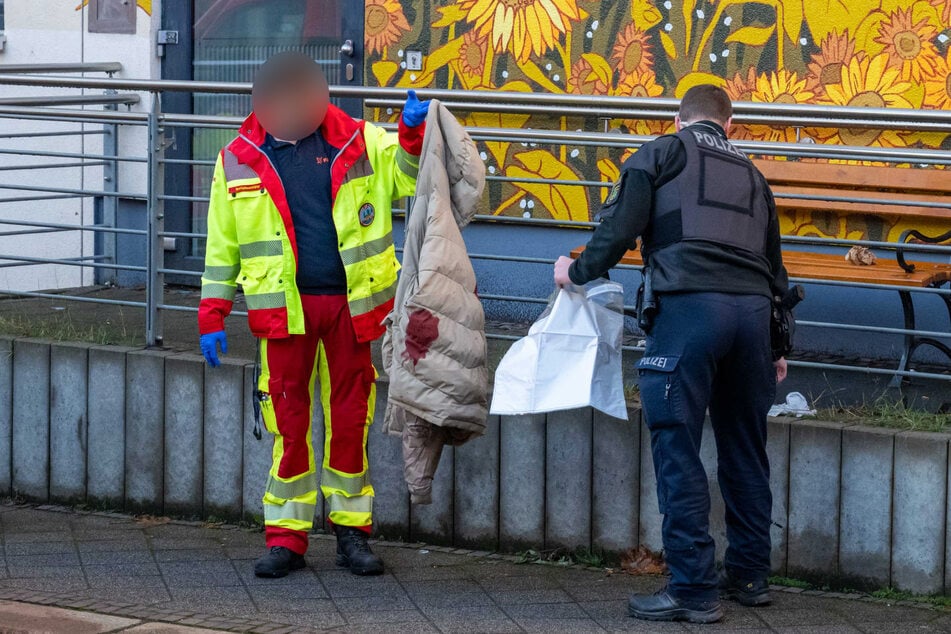 Eine blutige Jacke wurde als Beweisstück gesichert.