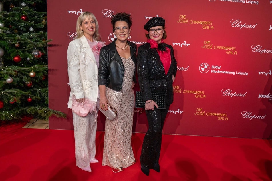 Geschäftsführerin Kerstin Bräutigam, Coachin Claudia Gersdorf und Ex-Eiskunstläuferin Anett Pötzsch (65, v.l.n.r.) entschieden sich für jede Menge Glitzer.