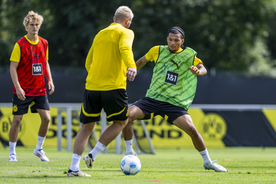 Noch trainiert Paris Brunner (18, r.) mit den BVB-Profis in Bad Ragaz, doch sein Abschied deutet sich an.