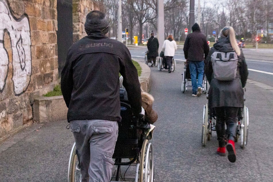 Die Senioren aus dem "Pro Seniore" in der Dürerstraße mit ihren Pflegekräften auf dem Weg in ein Pflegeheim in der Neustadt.
