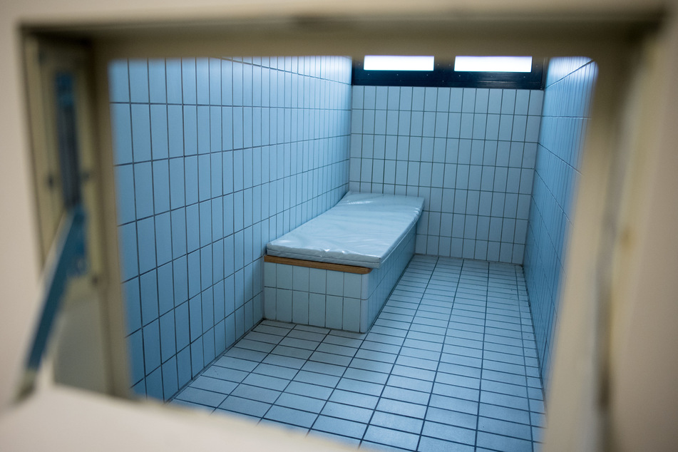 In einer Gewahrsamzelle der Polizei Delmenhorst ist am Freitagabend ein 19-Jähriger kollabiert - sein Zustand ist kritisch. (Symbolfoto)