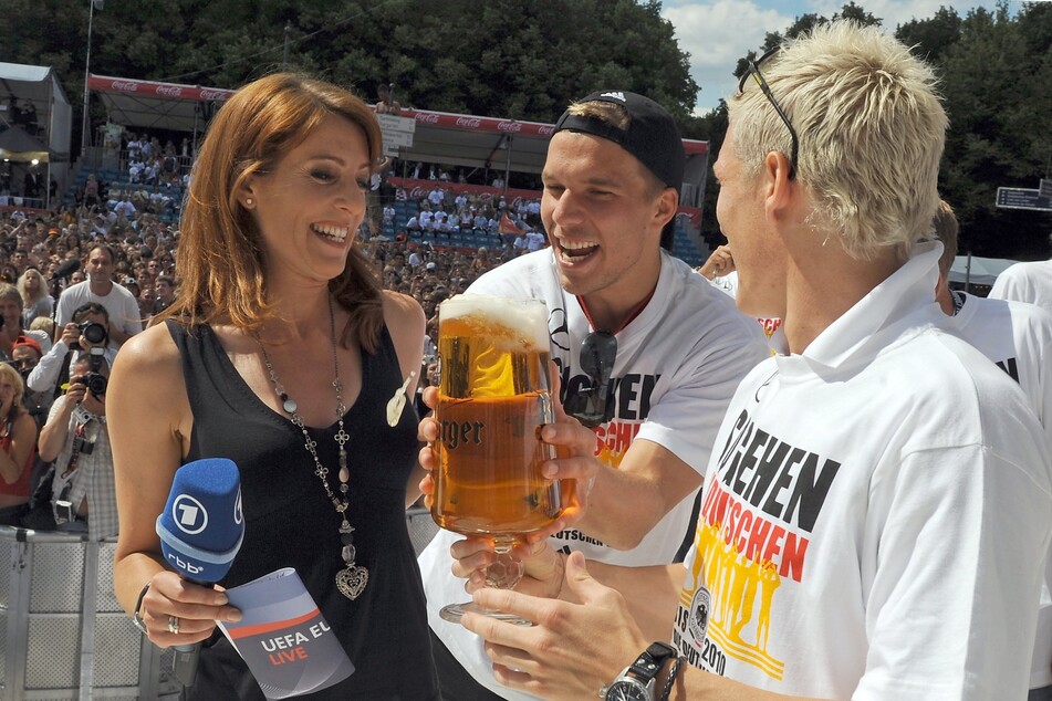 Monica Lierhaus (52) 2008 nach dem Finale der EM auf der Berliner Fanmeile mit Lukas Podolski (37) und Bastian Schweinsteiger (38).