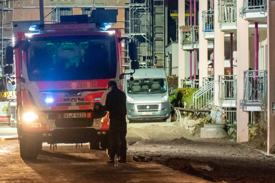 In einem Wohnhaus in Wiesbaden-Erbenheim brach am Donnerstagabend Feuer aus, die Einsatzkräfte fanden einen toten Mann.