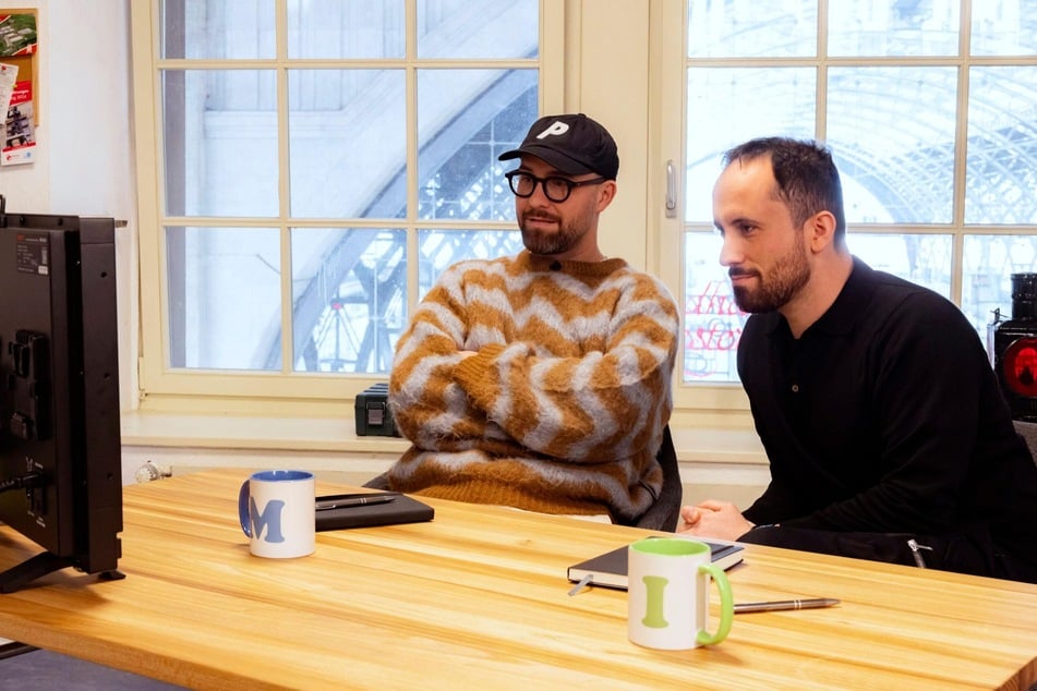 Schauen und vor allem hören sich die Auftritte genau an: Sänger Mark Forster (41, l.) und Pianist Igor Levit (37).