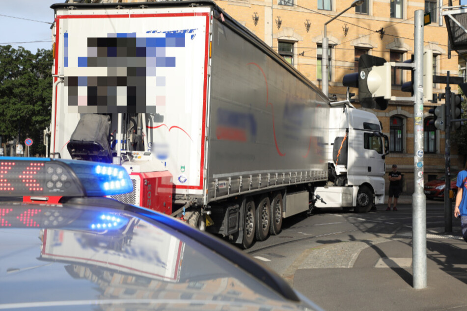 Der Lkw, der die Radfahrerin in einer Kurve erfasste, steht auf der Kreuzung