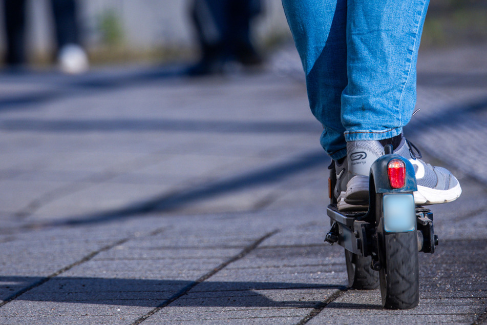 E-Scooter-Fahrer schwebt nach Unfall in Lebensgefahr!