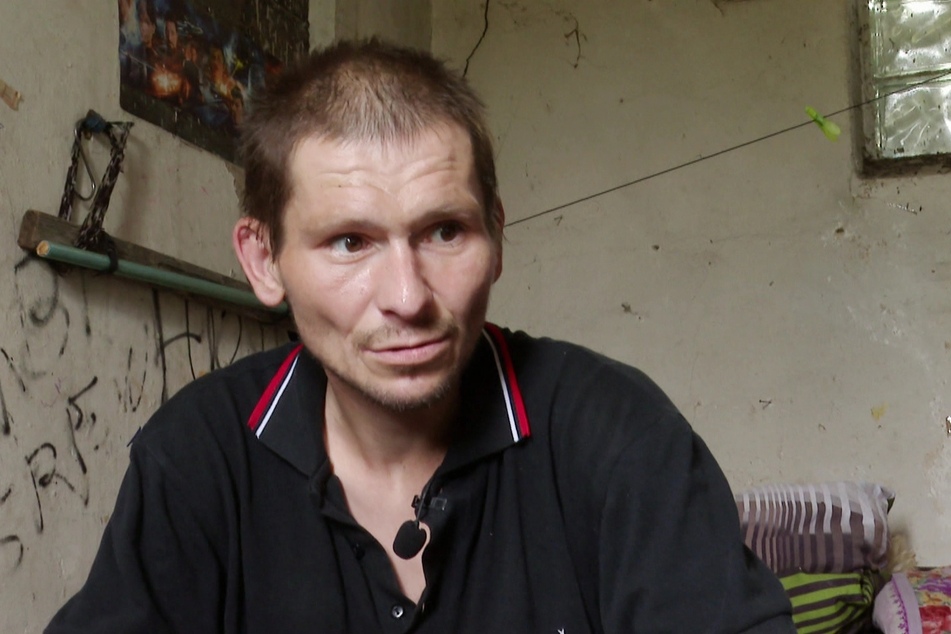 Ist seit mehr als 20 Jahren obdachlos und konsumiert ebenso lange harte Drogen: André (37).