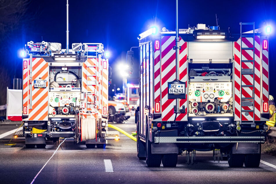 Die A63 wurde in Fahrtrichtung Mainz für mehrere Stunden gesperrt. Die Polizei sucht Zeugen des Crashs.