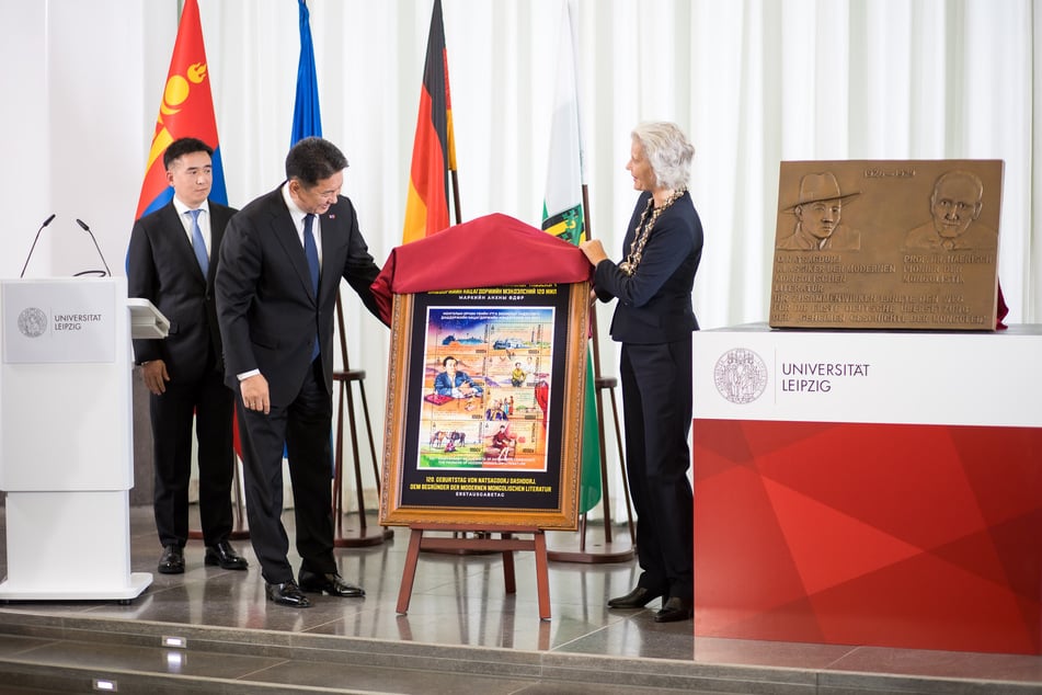 Die Enthüllung einer mongolischen Sonderbriefmarke anläßlich des 120. Geburtstages von Natsagdorj Dashdorj.