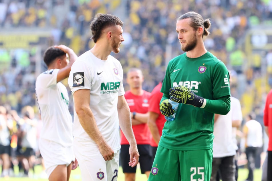 Nach dem Abpfiff und dem 2:1-Sieg wich die Anspannung bei Tim Kips (r., mit Linus Rosenlöcher, 23).