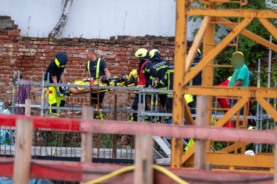 Rettungseinsatz auf einer Baustelle im Leipziger Norden: Ein Bauarbeiter war dort in eine mehrere Meter tiefe Grube gestürzt.