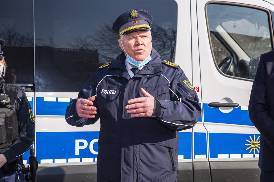 Sachsens Polizeipräsident Horst Kretzschmar (62) steht hinter der Umsetzung der Corona-Notverordnung. Allerdings befürchtet er auch mehr Wut und Gewalt.