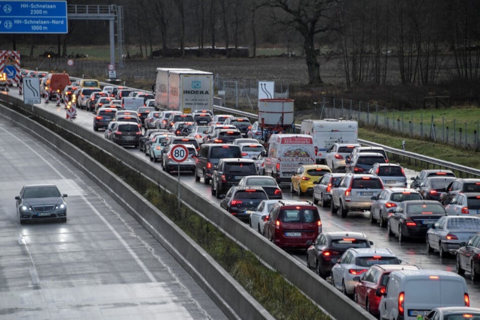 Chaos auf A7: Tunnelwartung sorgt für Vollsperrungen!