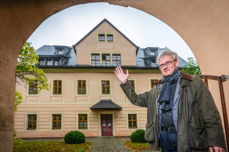 Karsten Mittag (59) und seine Familie haben in den Neunzigern angefangen, den Hof zu restaurieren. Der Künstler hat die Fassade selbst bemalt.