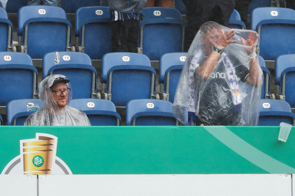 Probleme mit dem Regen führten bereits gegen Dynamo Dresden zu einem Spielabbruch. Jetzt könnte das Bayern-Spiel in Saarbrücken auf der Kippe stehen.