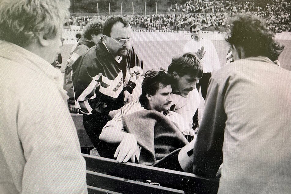 22. Mai 1991: Zwickauer Chaoten stürmen im Westsachsenstadion beim Stand von 4:1 für Aue das Spielfeld. Vier Wismut-Spieler werden verletzt. Michael Geßner (M.) zog sich einen Nasenbeinbruch ein Schädelhirntrauma zu.
