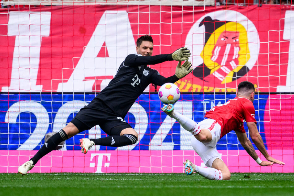 Sven Ulreich (l.) verhindert den Bayern-Rückstand in der 20. Minute gegen Kölns Sargis Adamyan.