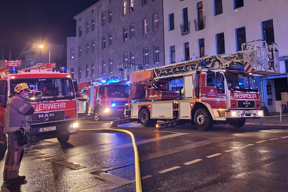 Berlin: 14 Bewohner mussten gerettet werden: Vier Verletzte nach Wohnungsbrand