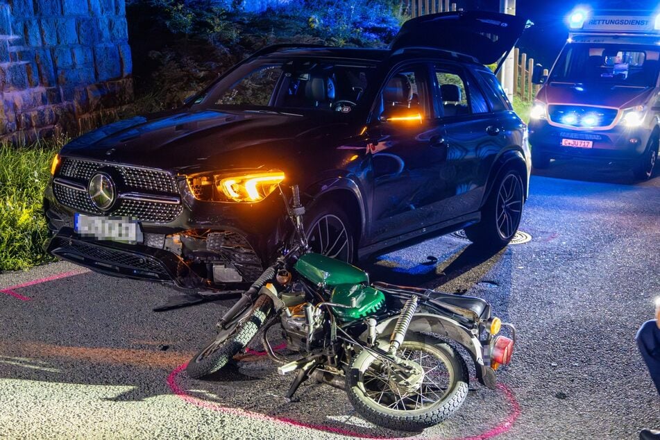 Eine Simson-Fahrerin stieß am Samstagabend in Lößnitz (Erzgebirge) mit einem Mercedes zusammen.