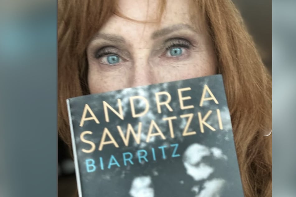 Schauspielerin Andrea Sawatzki (62) hat den neuen Roman "Biarritz" geschrieben.