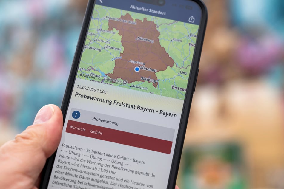 Warnmeldungen werden zudem direkt auf die Handys über Cell Broadcast geschickt oder über die Warn-Apps Nina und Katwarn verbreitet.