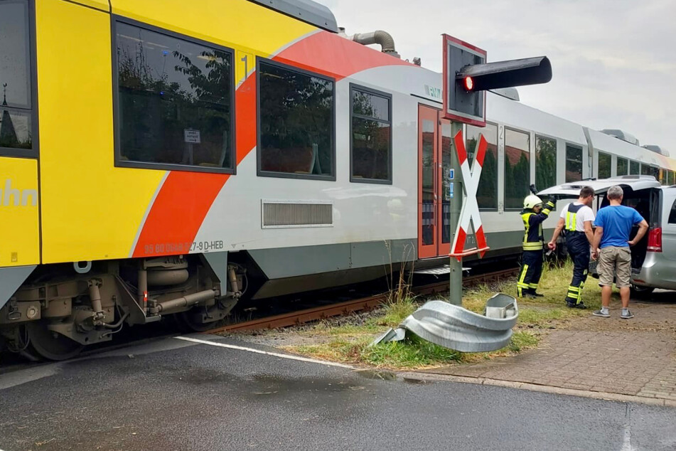 Durch die Kollision mit der Bahn erlitt die Transporter-Fahrerin leichte Verletzungen.