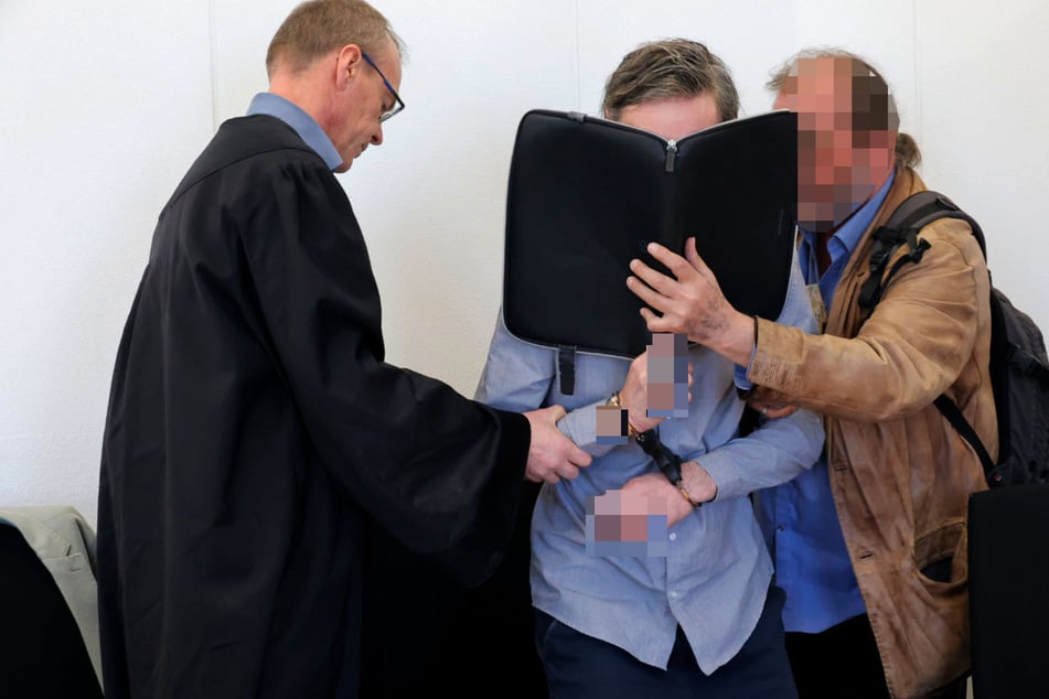 Der Angeklagte (M.) muss dauerhaft in die Psychiatrie.