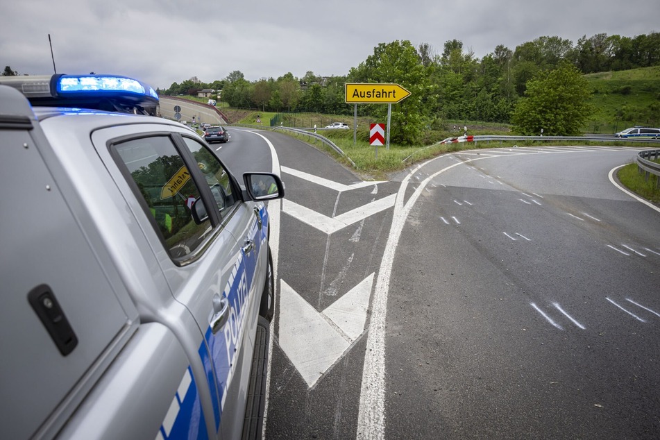 Der Toyota wurde augenscheinlich über die Leitplanke katapultiert.