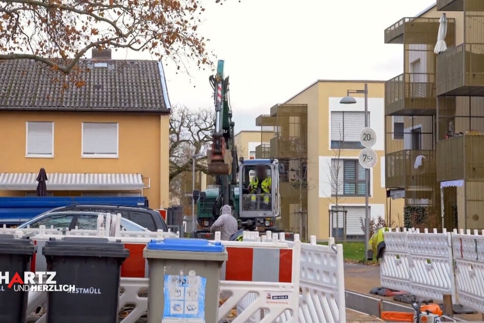 Durch die Baustelle müssen Mülltonnen weiter gerollt und Autos umgeparkt werden.