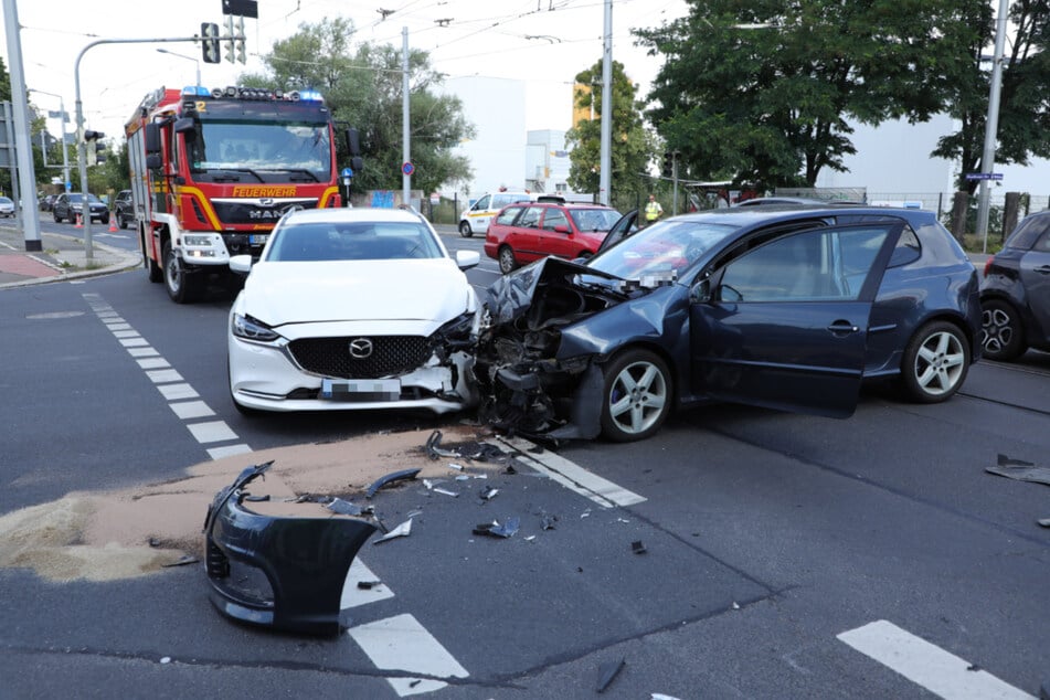 Beide Autos wurden stark beschädigt und wurden abgeschleppt.