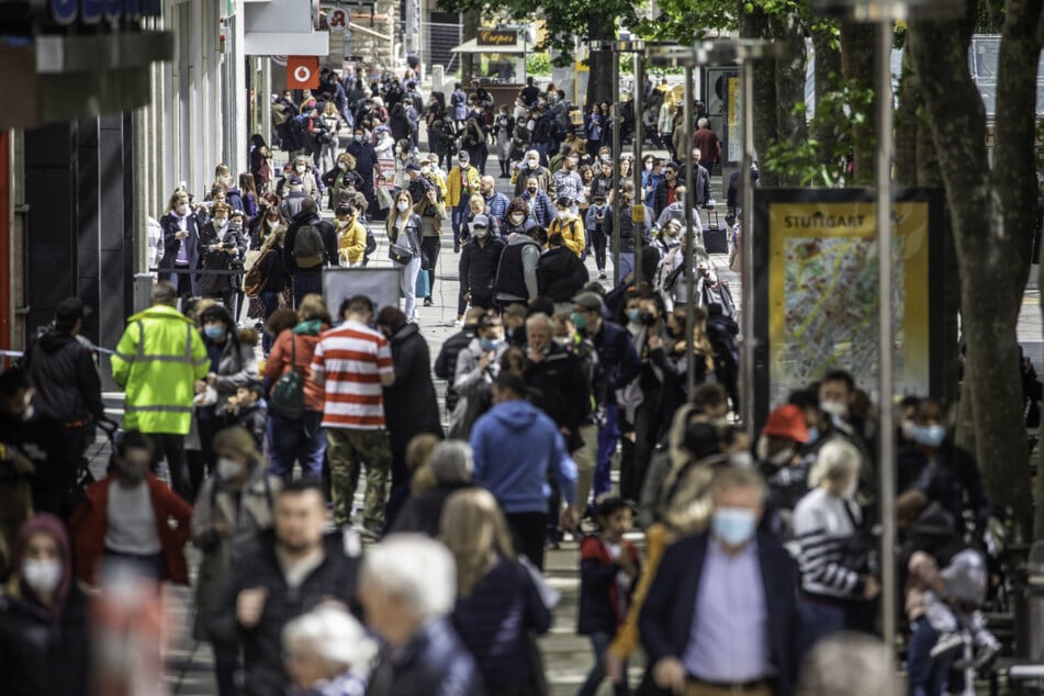 Menschen laufen auf der Stuttgarter Einkaufsmeile in der Königstraße. Im Großraum Stuttgart werden am Dienstag viele Filial-Geschäfte im Einzelhandel bestreikt.