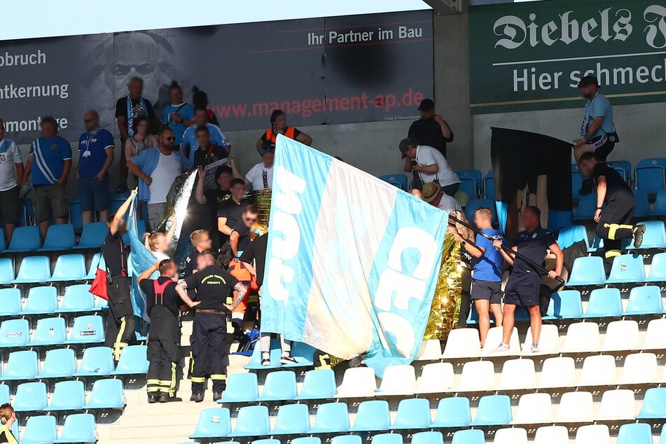 Ein medizinischer Notfall überschattete das Derby kurz nach Spielende. Ärzte und Sanitäter leisteten sofort erste Hilfe. Fans sorgen mit ihren Fahnen für Sichtschutz.