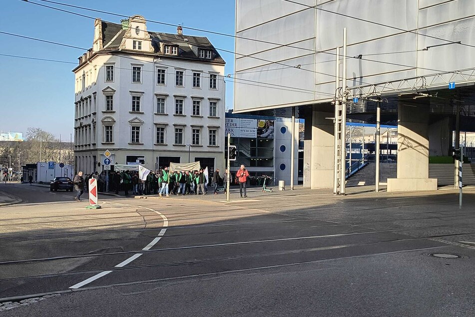Demonstranten laufen in Richtung Hauptbahnhof.