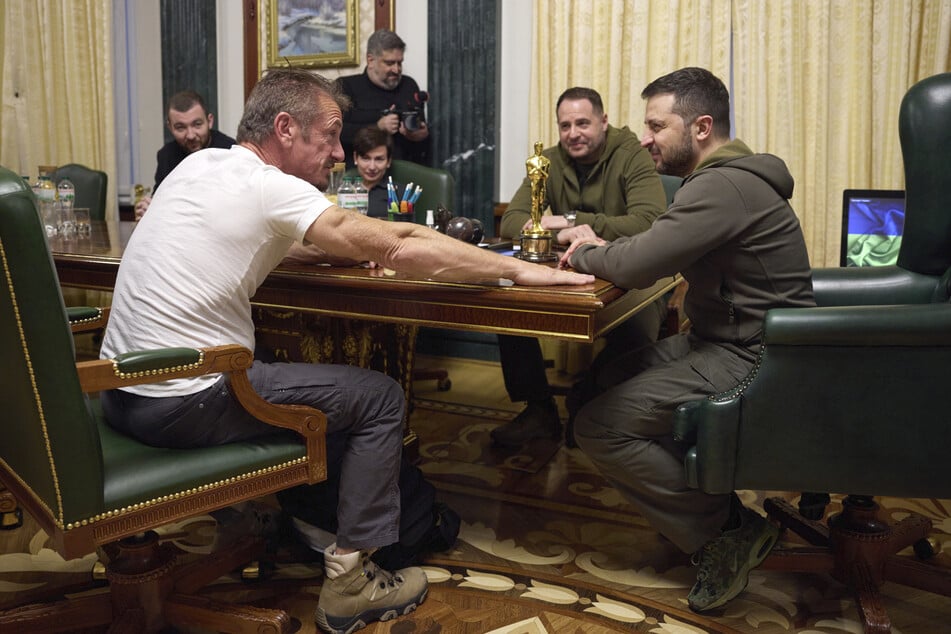 Auch symbolische Gesten helfen im Krieg. Schauspieler Penn (62, l.) während einer Unterhaltung mit Selenskyj (44) und dessen präsidialem Stab in Kiew.