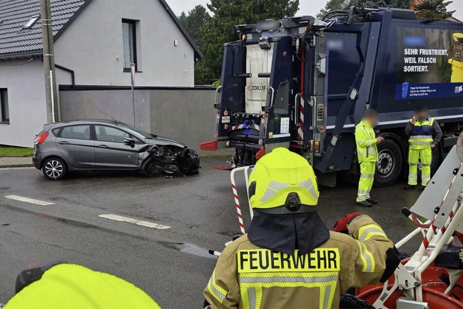 Ford kracht gegen Müllauto: Langer Stau auf Bundesstraße