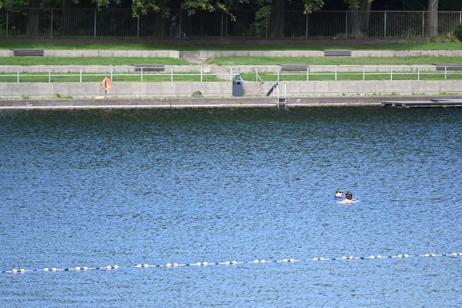 Die Hamburger Freibäder warten wegen des ausbleibenden Sommerwetters auf Besucher.