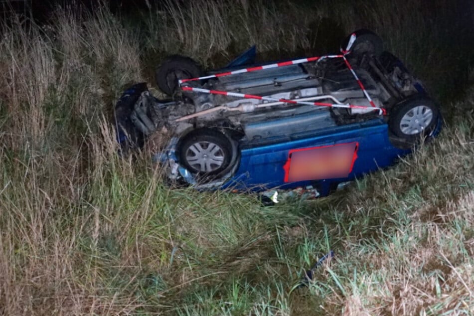 Unfall in Nordsachsen: Pizzalieferant landet mit Auto kopfüber im Graben