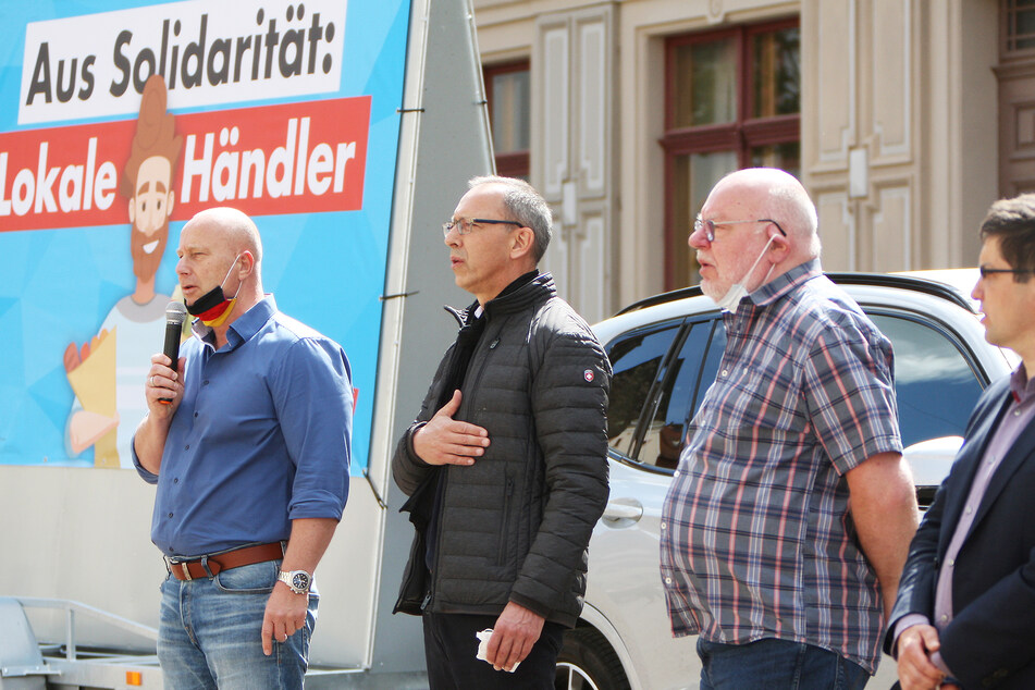 Jan Zwerg (l.), Jörg Urban (2.v.l.), Lothar Hoffmann und Ivo Teichmann (r.), singen die Nationalhymne zum Teil ohne Schutzmasken.