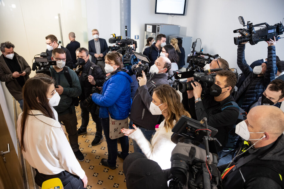 Journalisten warten vor Beginn des Prozesses gegen Welfenprinz Ernst August von Hannover am Landesgericht.
