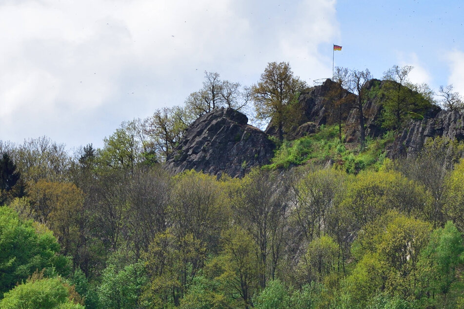 Die Schande vom Spitzberg: Kletterer entdecken gehisste Hakenkreuz-Fahne