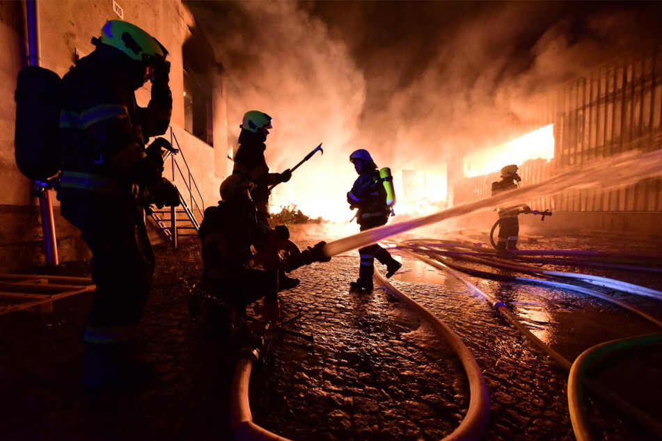 Laut Zeugenberichten brach das Feuer in der Textilfabrik nach einer Explosion aus.