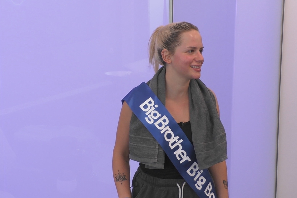 Als beliebteste Bewohner ihrer Häuser bekommt Gina (19) "Big Brother Big Boss"-Schärpe.