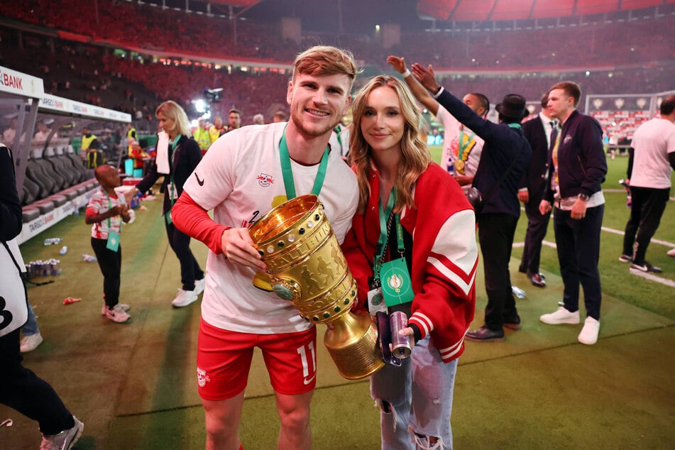 Timo Werner (30) und seine Paula sind schon seit vielen Jahren ein Paar, feierten auch den Sieg des DFB-Pokals der Leipziger 2023 gemeinsam.