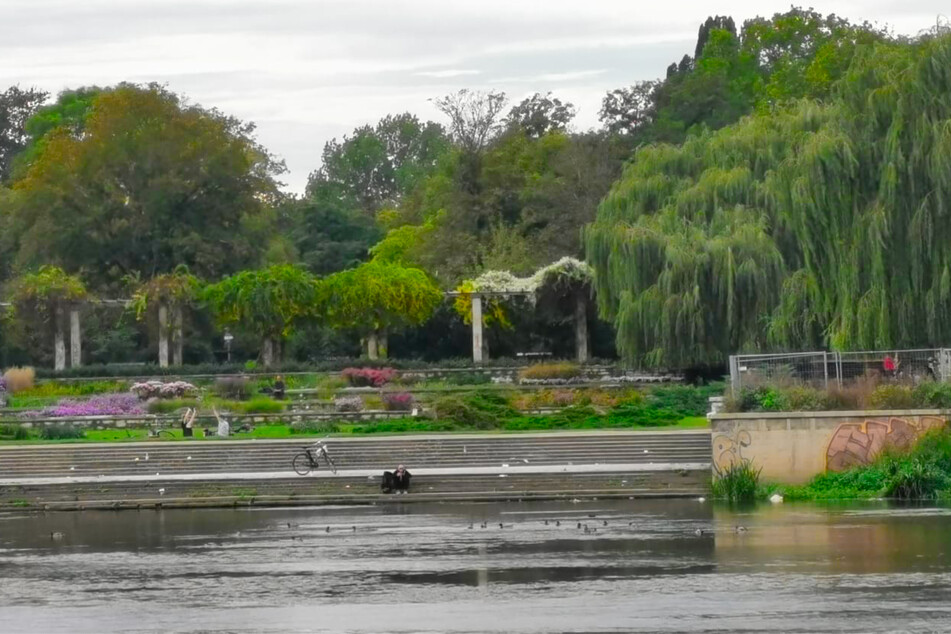 Am Leipziger Palmengarten wurde auf einen Mann eingeschlagen und eingetreten. Zudem wurde er seiner Wertsachen beraubt. (Archivbild)