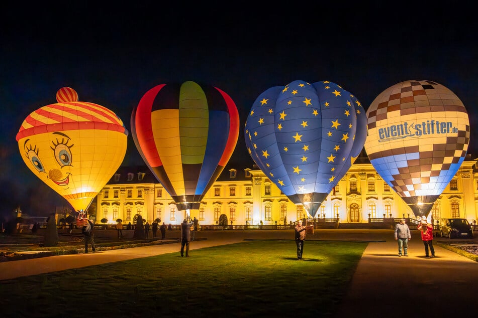 Der bisherige Weltrekord mit 58 Ballonen soll geknackt werden.