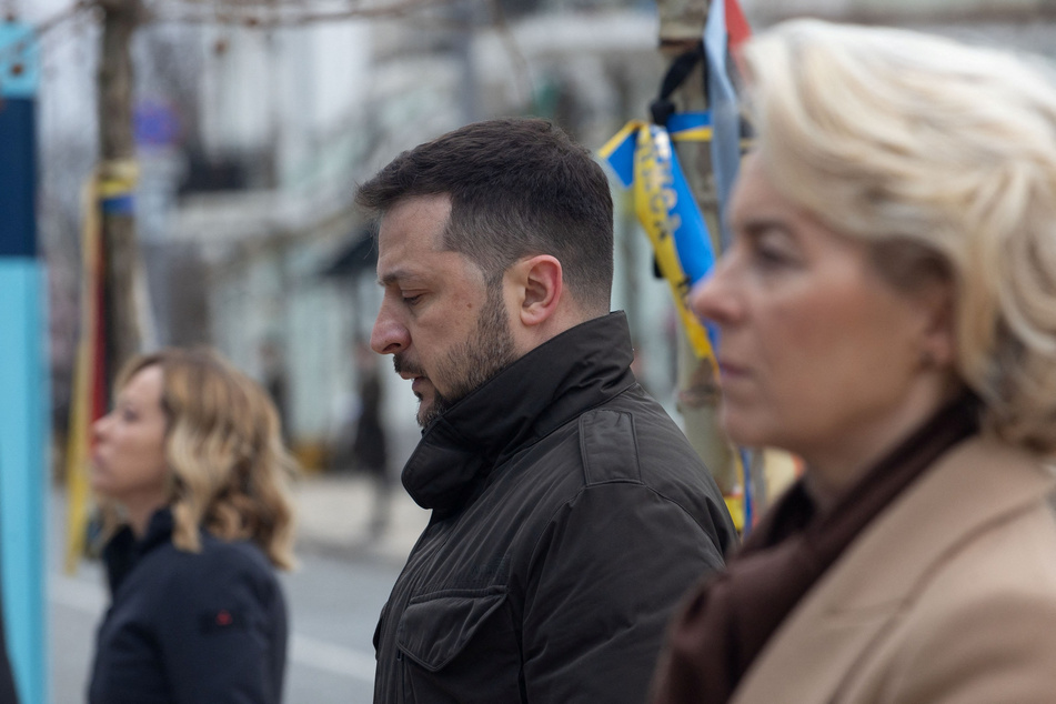 Ukraine's President Volodymyr Zelensky (c.), European Commission President Ursula von der Leyen (r.), and Italian Prime Minister Giorgia Meloni visit the Memory Wall of Fallen Defenders of Ukraine on the second anniversary of Russia's invasion.