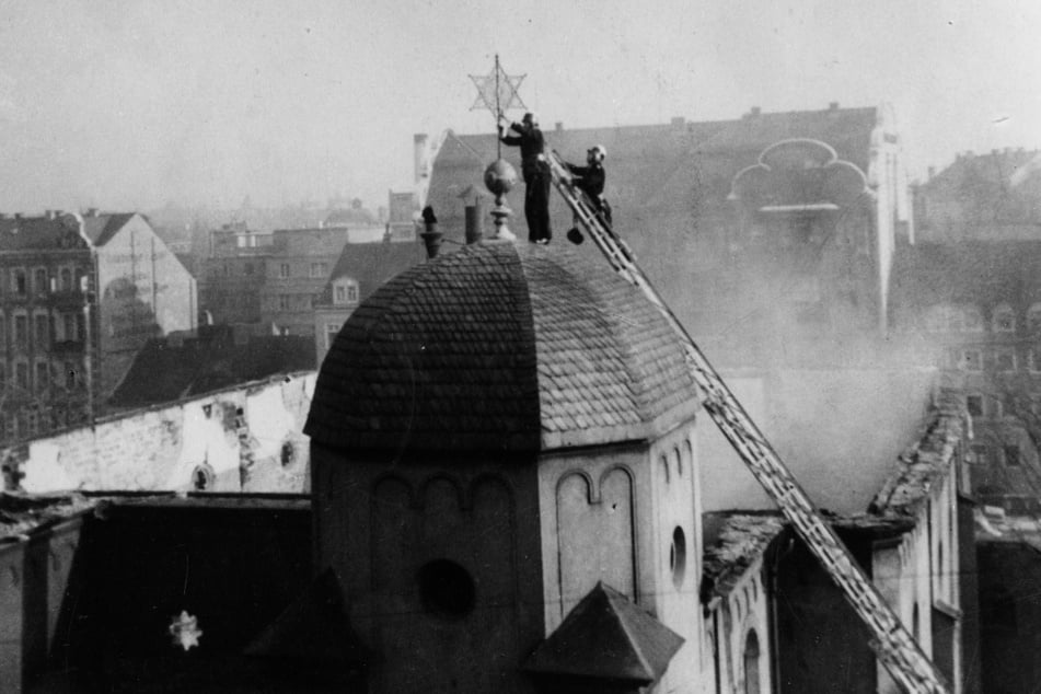 Auch die Dresdner Synagoge, 100 Jahre zuvor von Gottfried Semper erbaut, wurde 1938 von den Nazis abgebrannt. Immerhin: Ein mutiger Feuerwehrmann rettete einen der zwei Davidssterne.