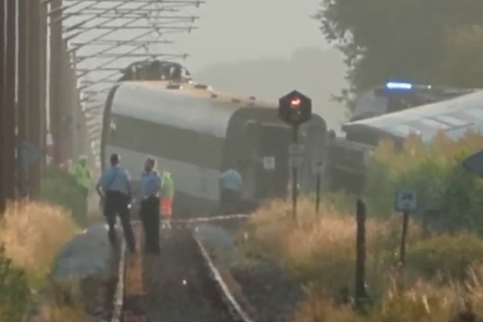 Mehrere Waggons entgleisten. Der Intercity kollidierte mit einem Gülle-Truck.