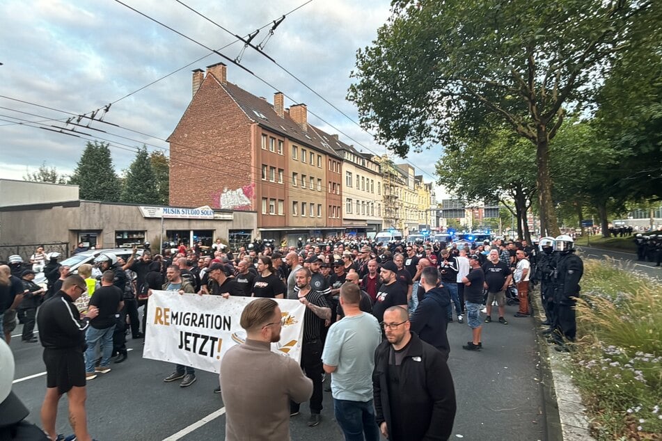 Auch einige Rechtsextreme waren zu der Gedenkkundgebung gekommen. Die Polizei trennte die Gruppe vom Rest der Veranstaltung ab.